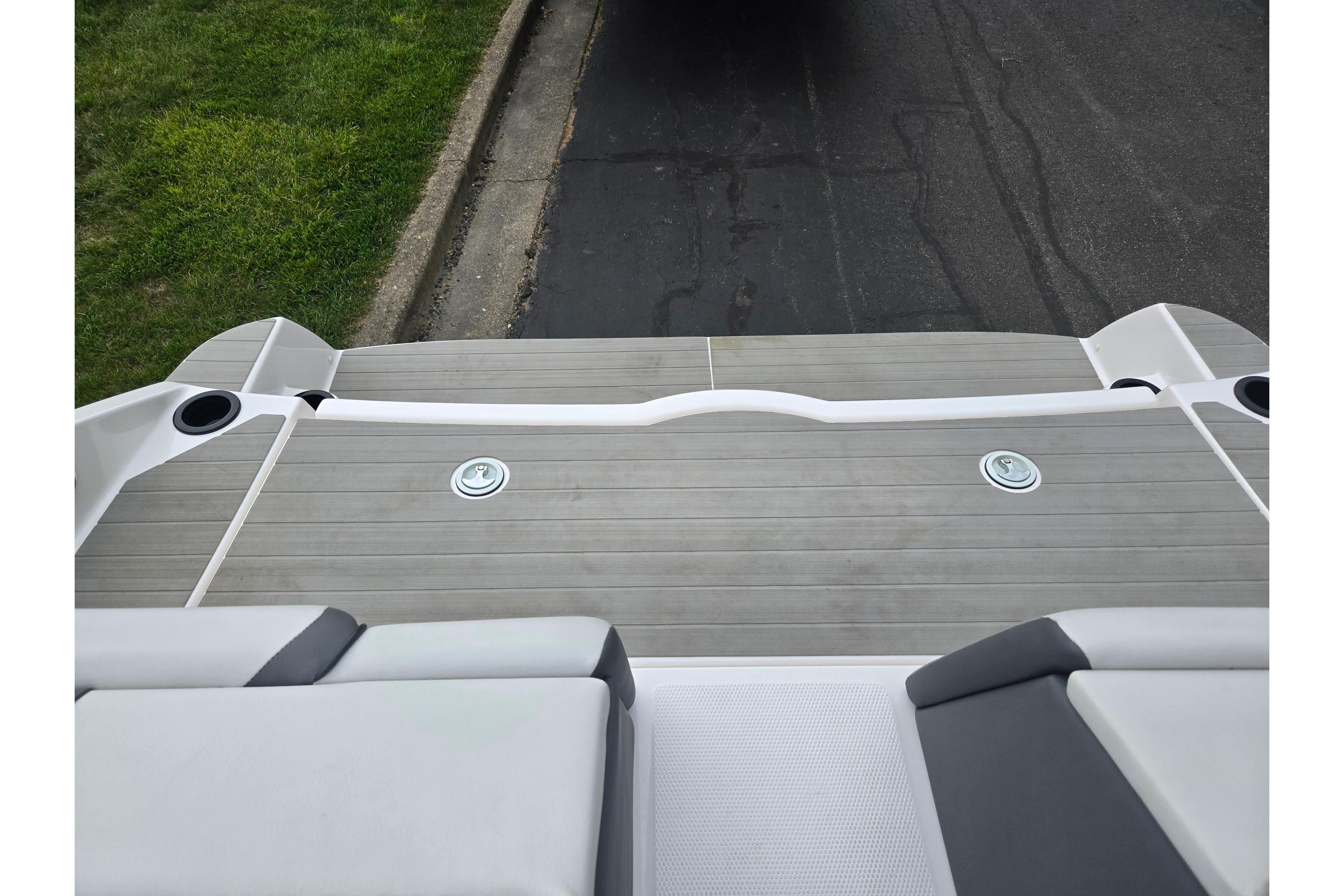 2024 Yamaha Boats AR220 swim platform with sleek design and integrated cup holders.