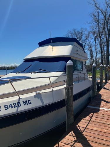 1985 Cruisers Yachts 338 Chateau Vee docked on a sunny day.