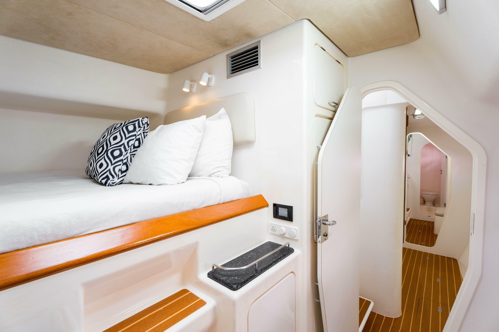 2011 Voyage Yachts 520 - Image 34