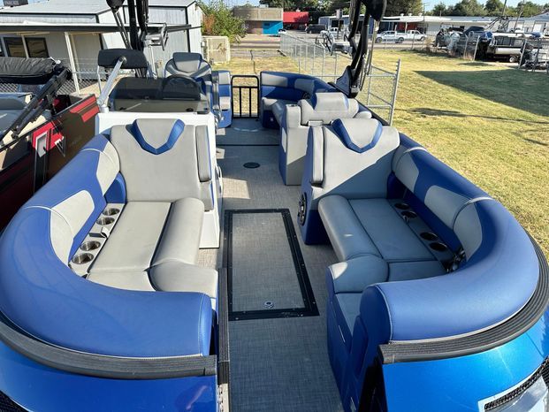 Interior view of Montara 25' SURF BOSS 2.0 boat, 2023 model.