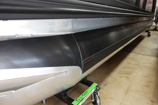 2025 Flagship Pontoons D25CU XT Tritoon - 4