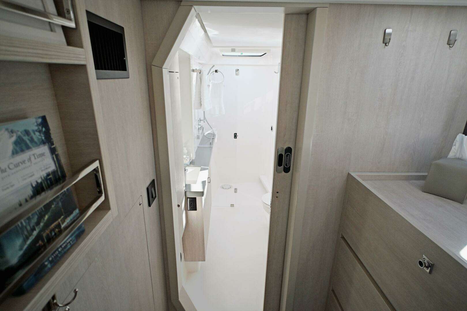 2020 Leopard 45 - Image 23