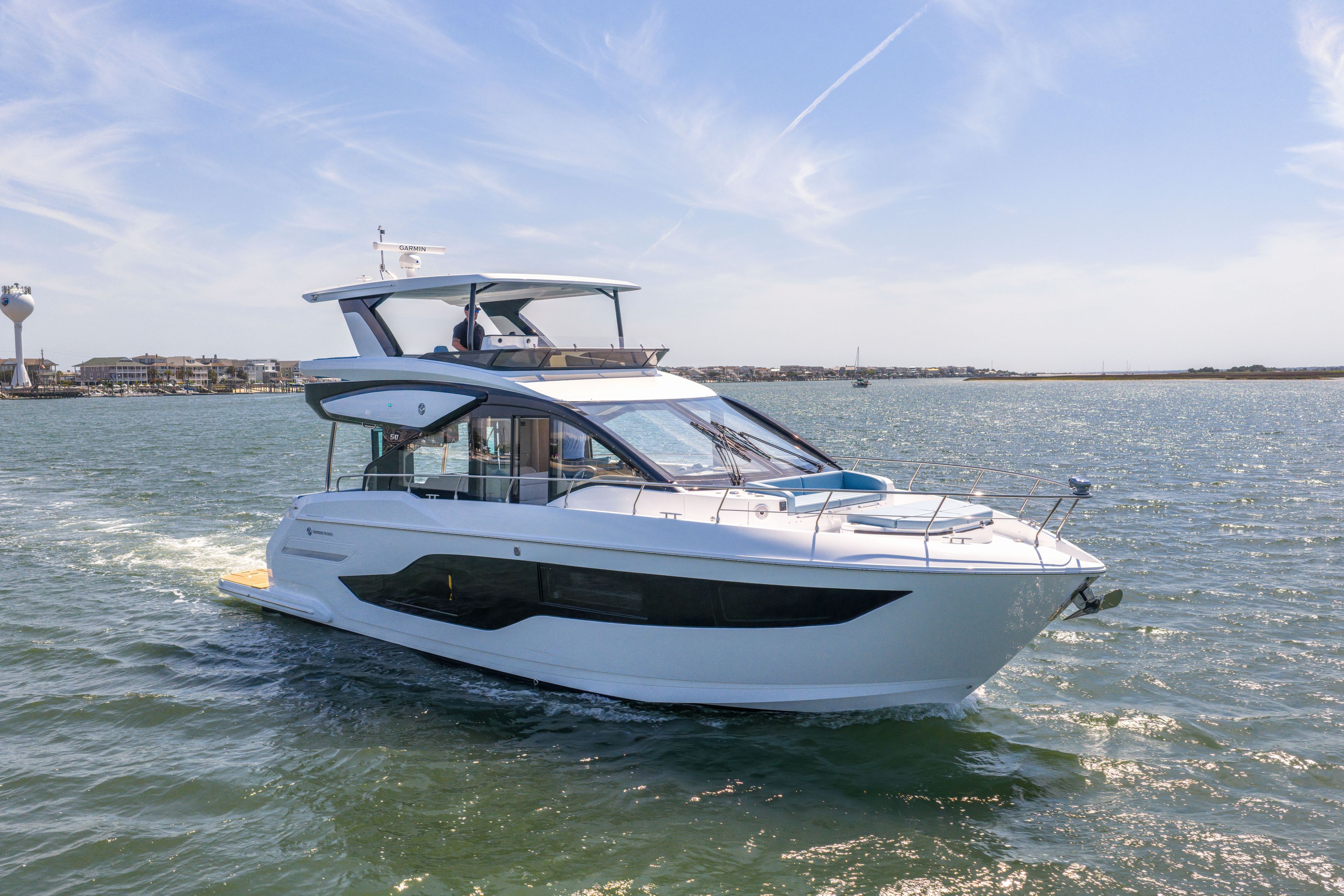 2026 Cruisers Yachts 50 Fly