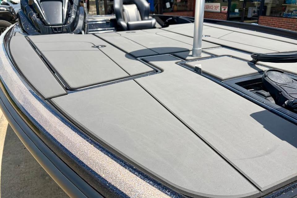 2026 Nitro Z20 XL Pro boat deck with sleek design and storage compartments.