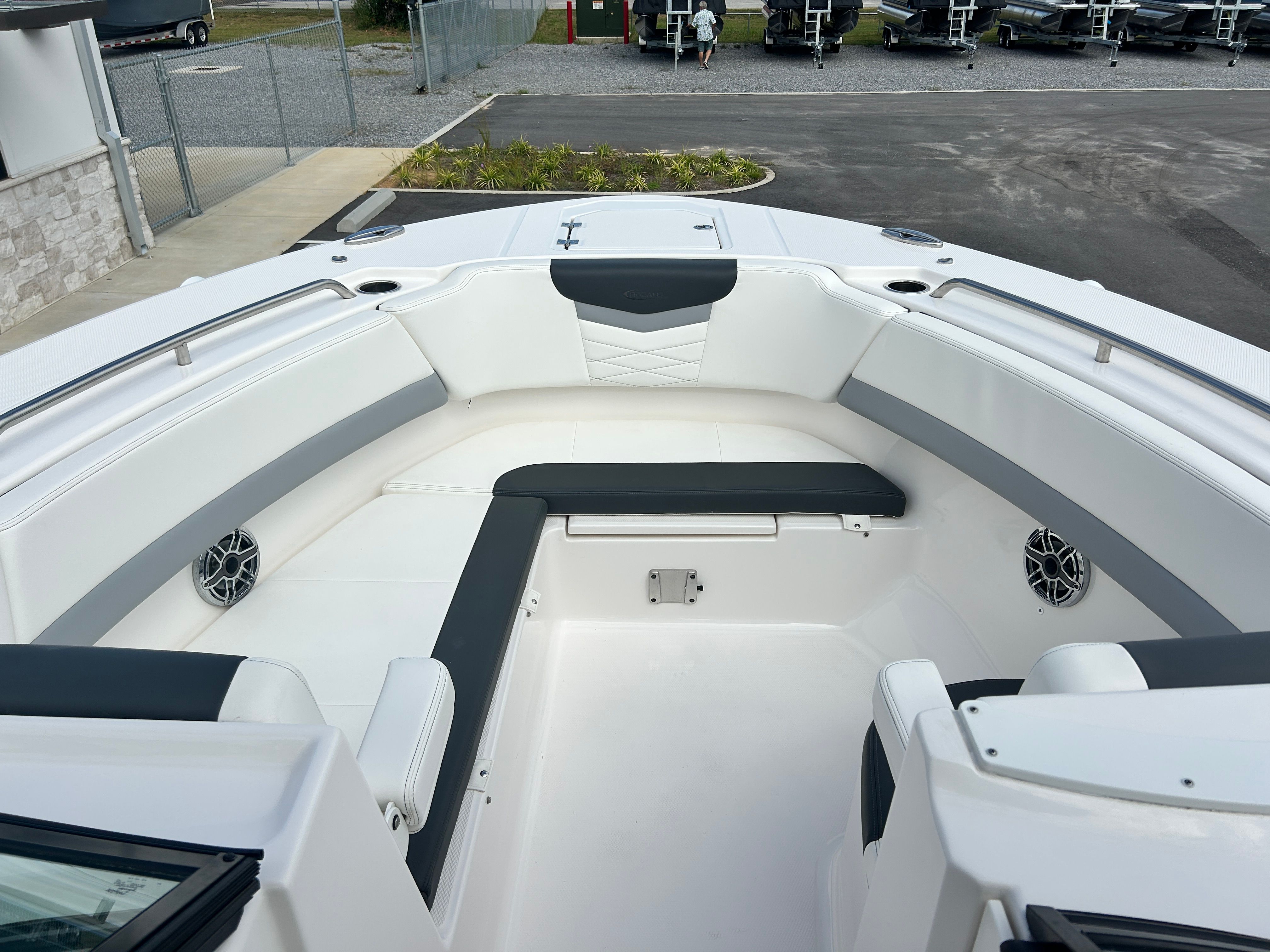 2025 Robalo R317 Dual Console - 10