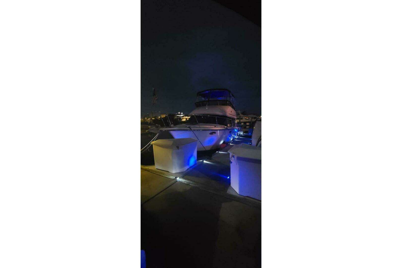 1996 Carver 320 Voyager - Image 32