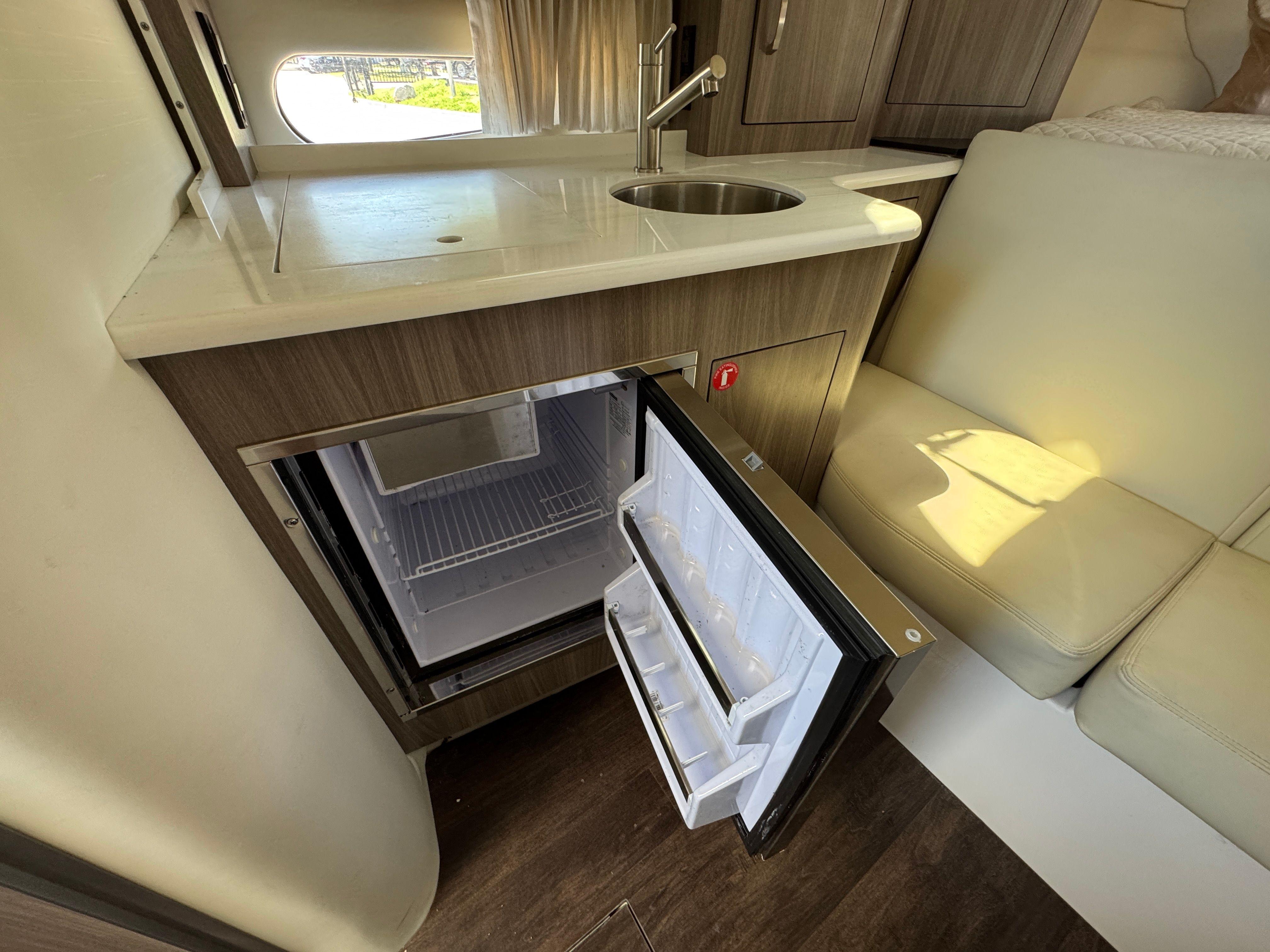 2023 REGAL 33 EXPRESS - Image 24