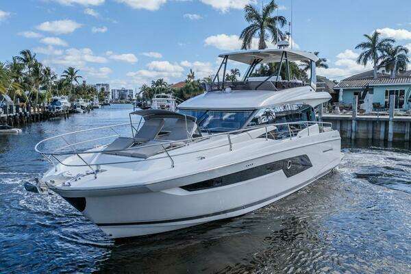 2021 Prestige 520 Flybridge
