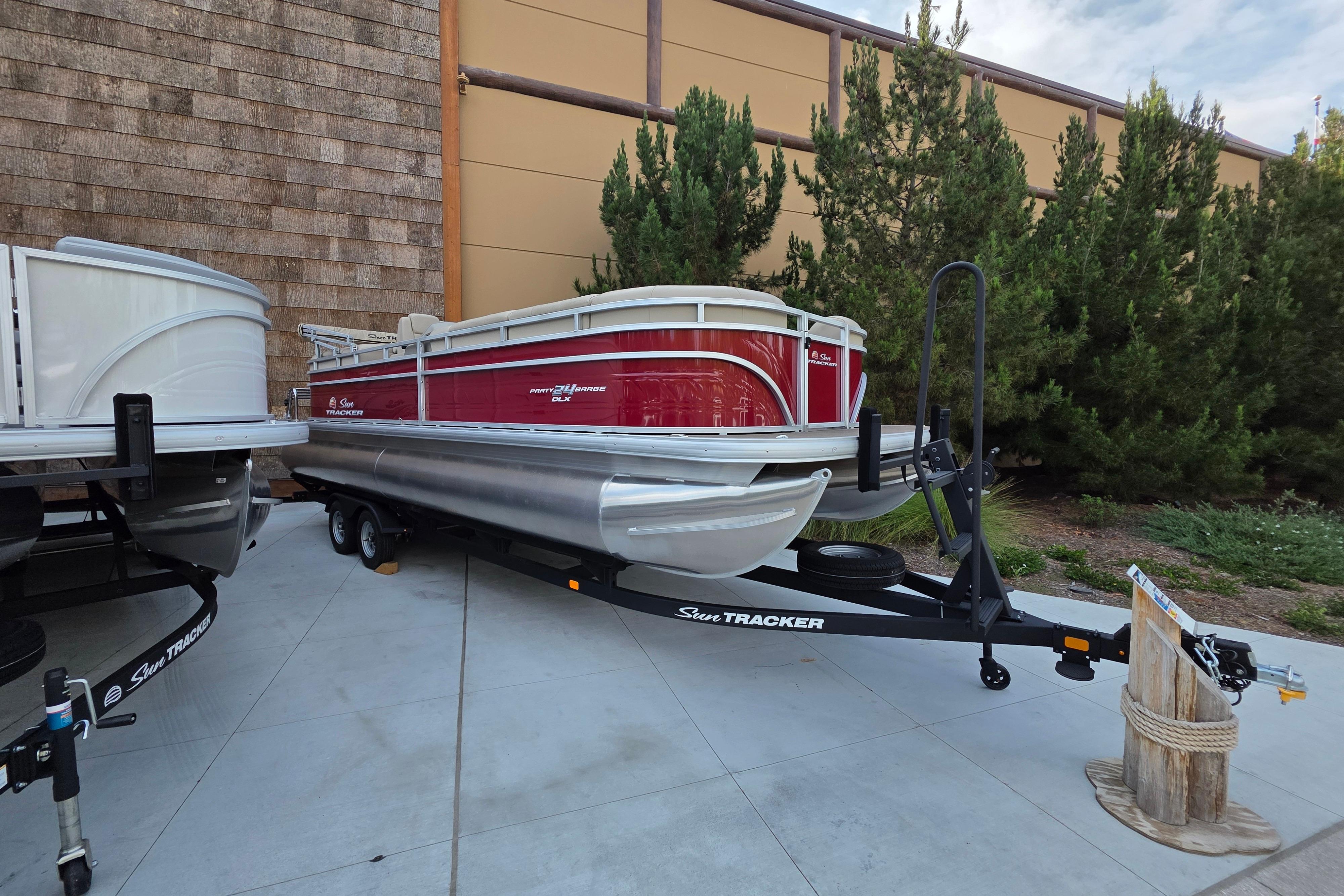 2025 Sun Tracker Party Barge 24 DLX