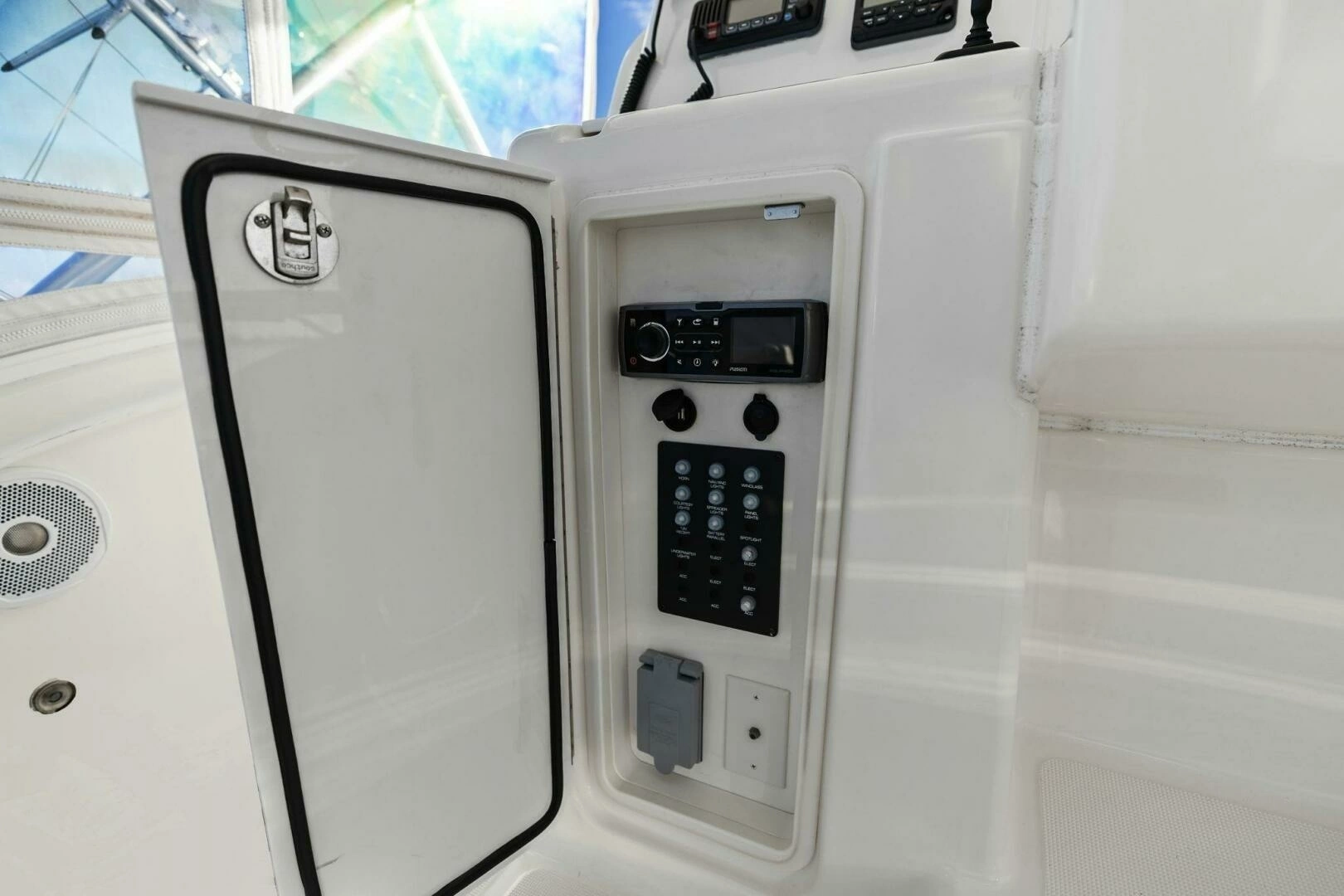 2013 Tiara Yachts 3900 Convertible - Image 10