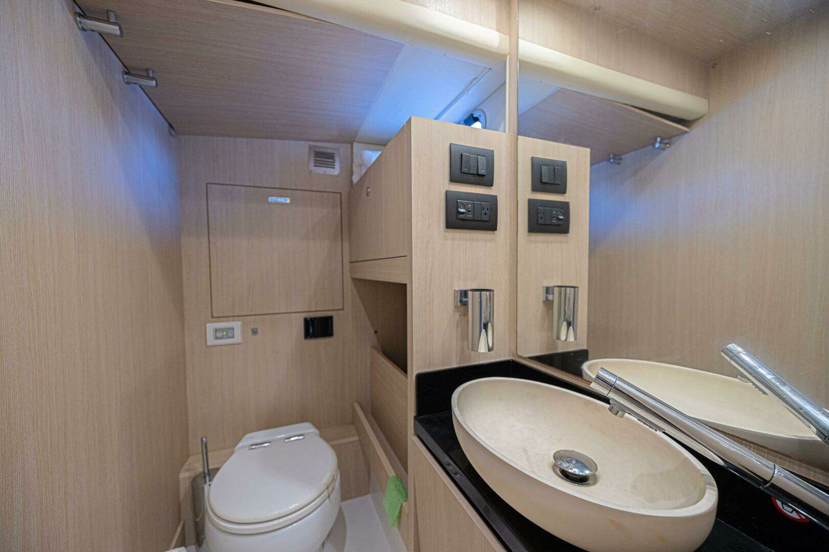 2022 Azimut Magellano 66 - Image 33