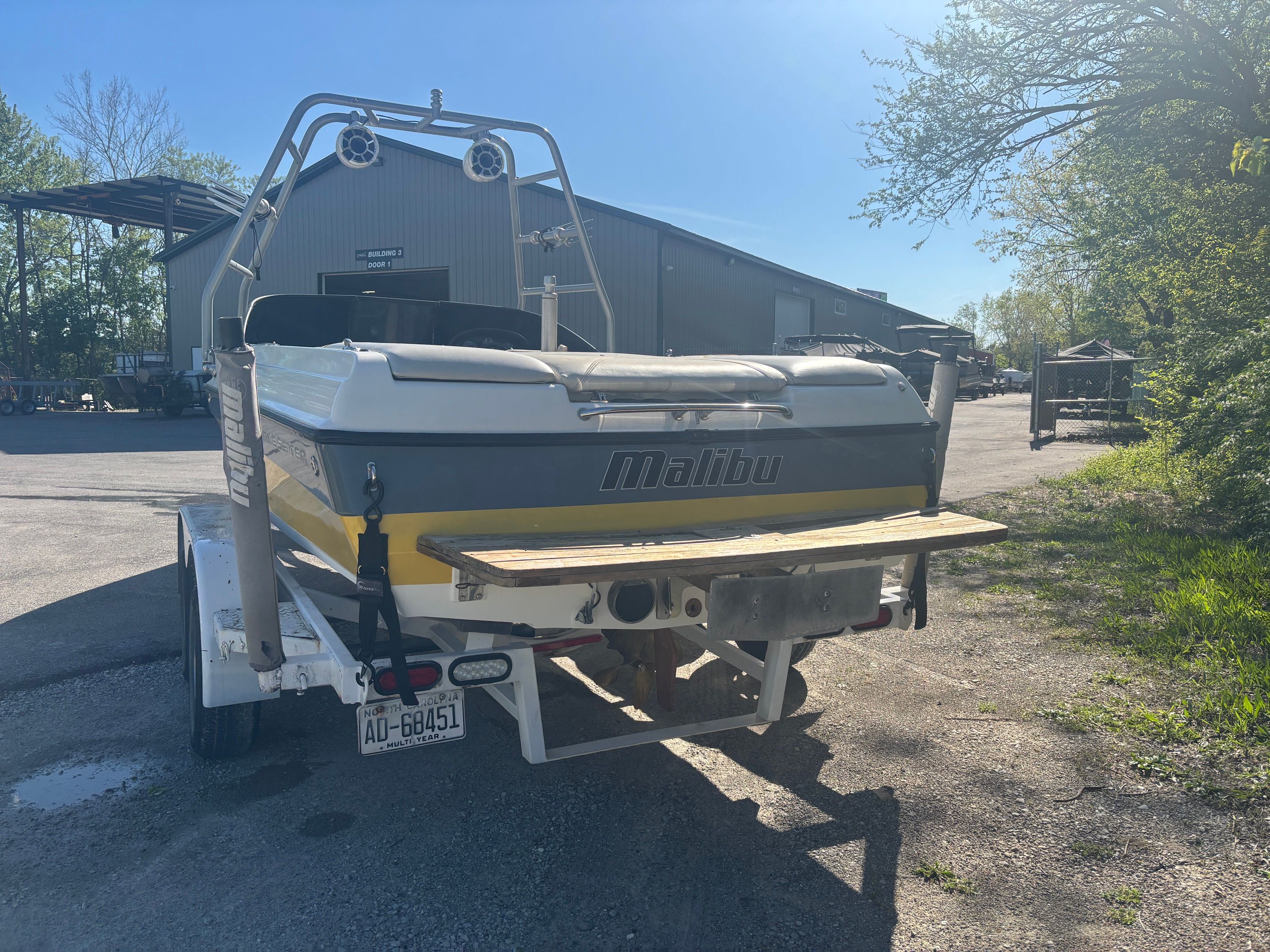 2000 Malibu Wakesetter VLX on trailer, parked outdoors.