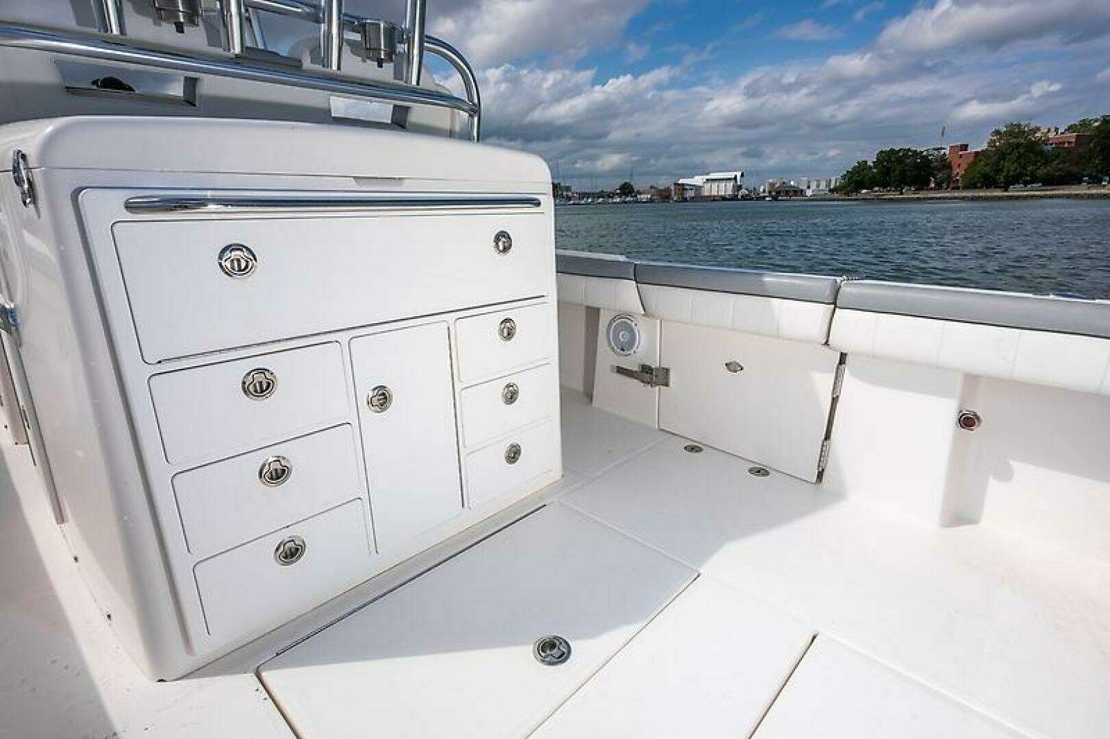 2018 Regulator 34 FS - Image 11