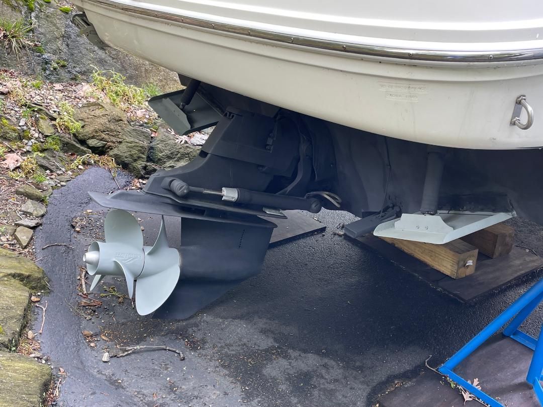 The image shows the drive system of a 2005 Sea Ray Sundancer 260 boat.