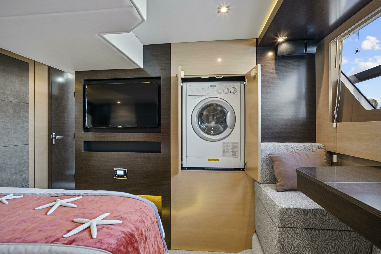 2019 Cruisers Yachts 54 Cantius - Image 45