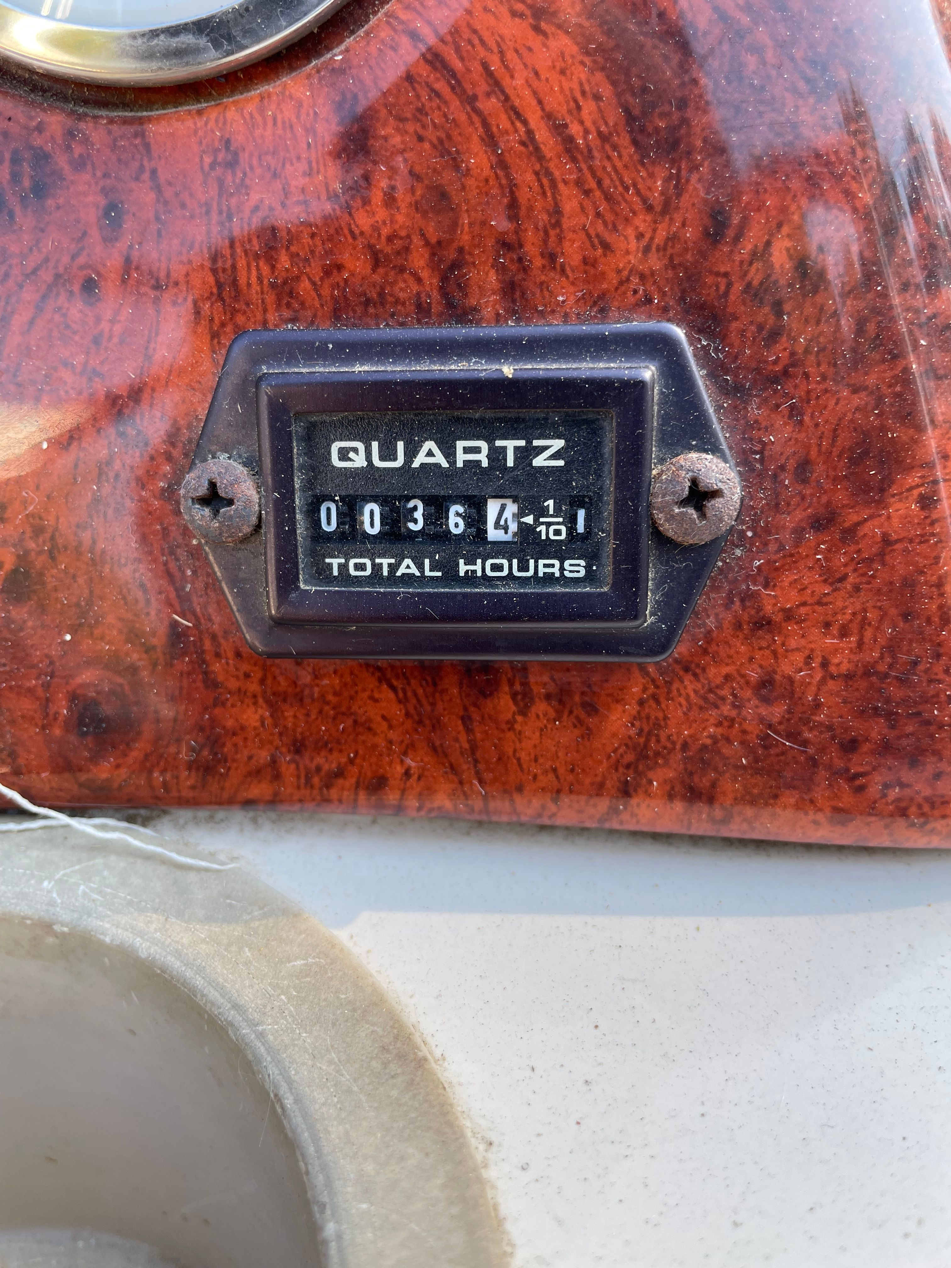 Hour meter on Sun Tracker Party Deck 21 I/O, showing 364.4 hours.