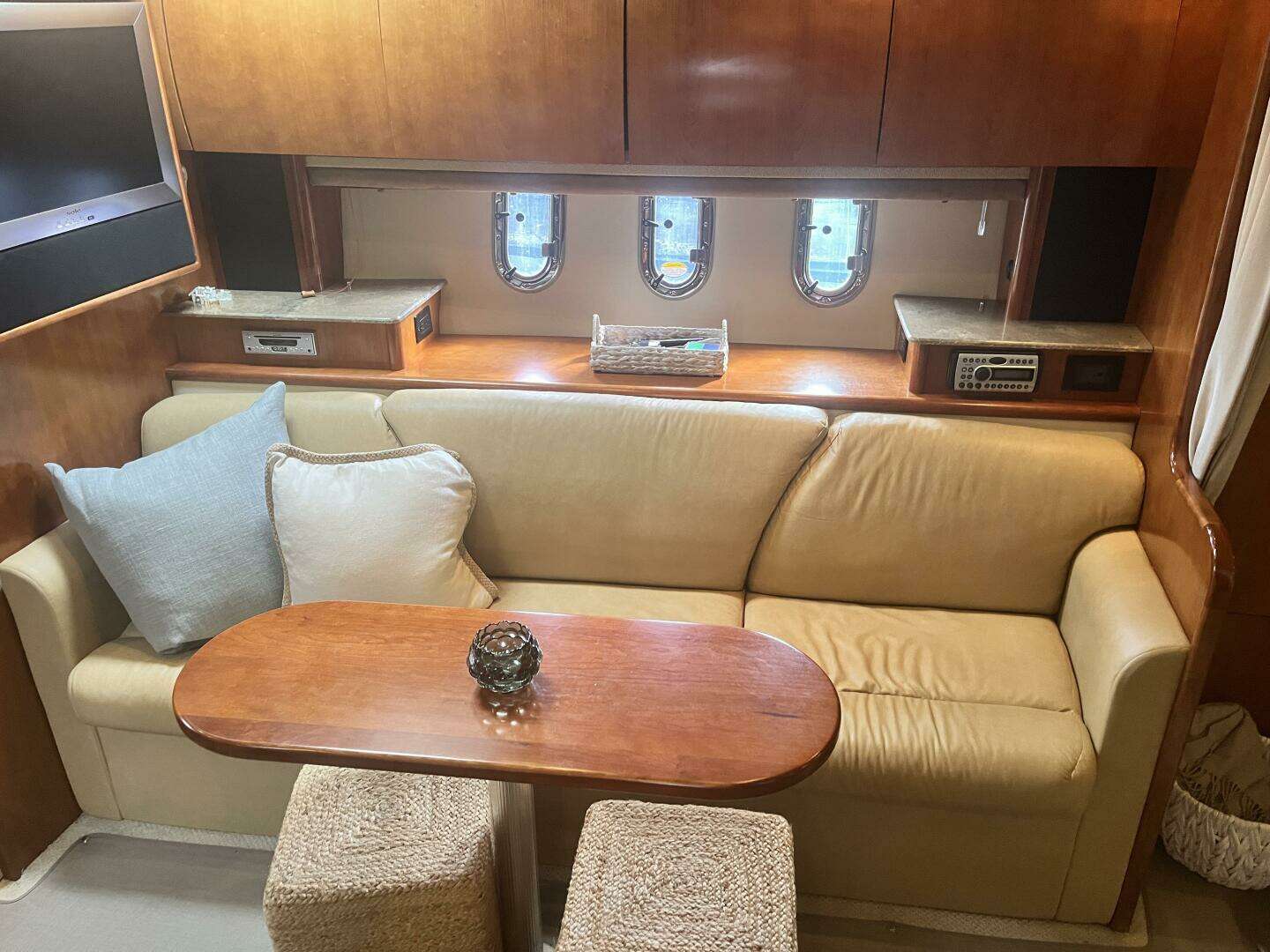 2008 Cruisers Yachts 390 Sport Coupe - Image 29