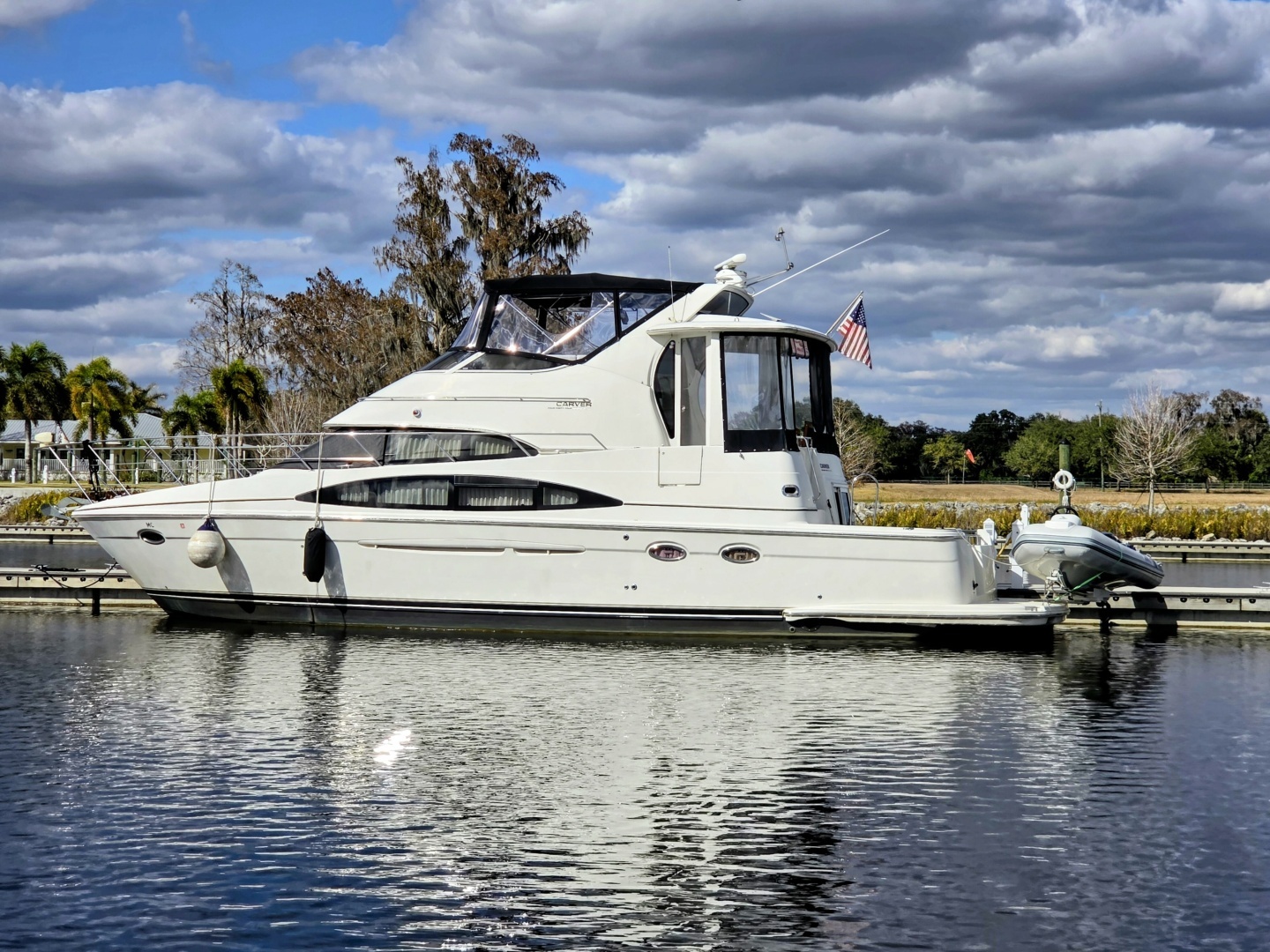 2005 Carver 444 Motor Yacht - Image 2