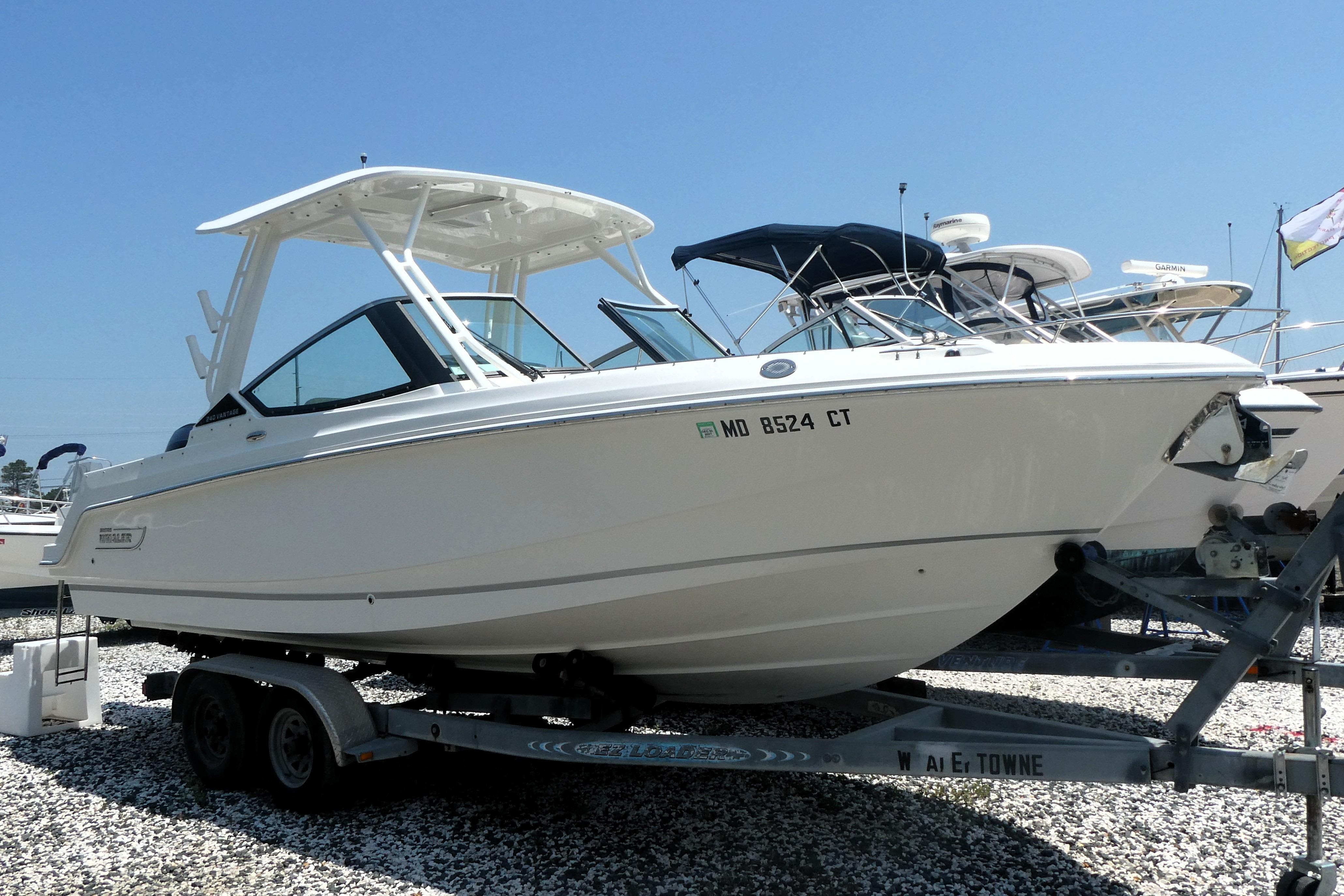 2022 Boston Whaler 240 Vantage