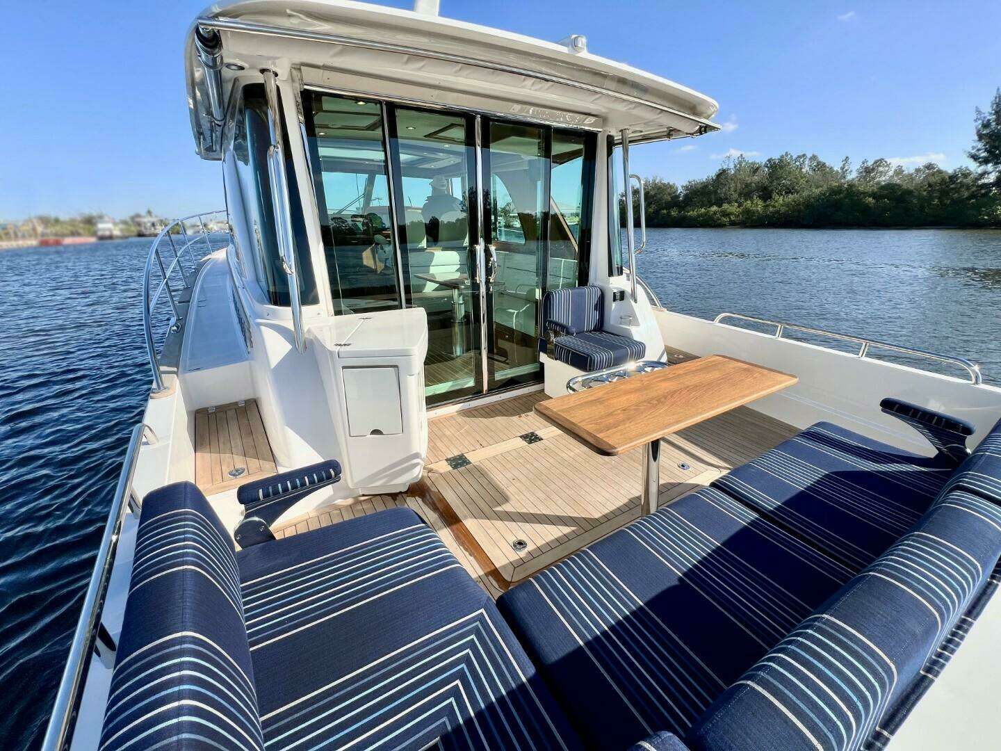 2027 Sabre 43 Salon Express - Image 6
