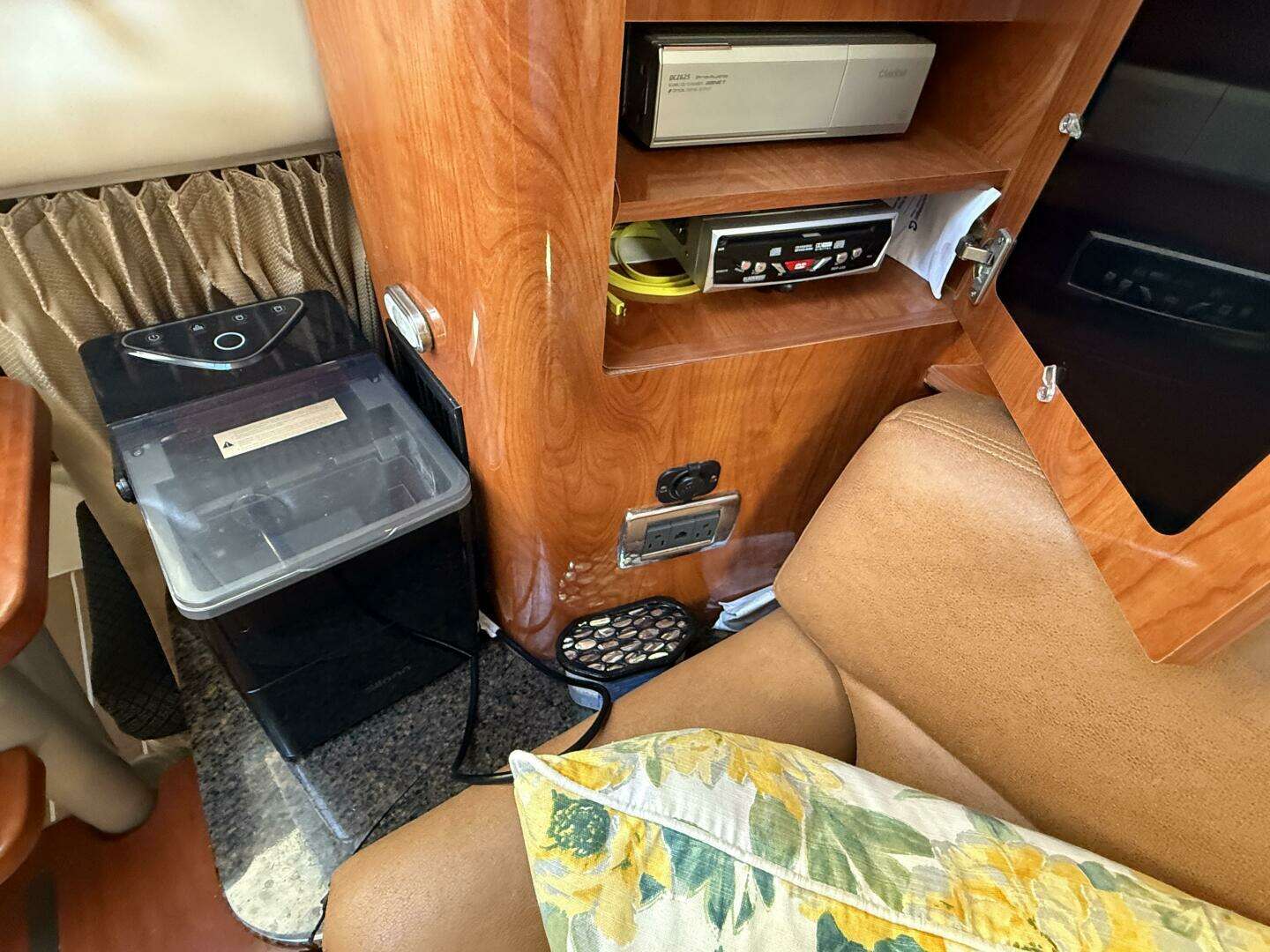 2006 Four Winns 318 Vista - Image 38