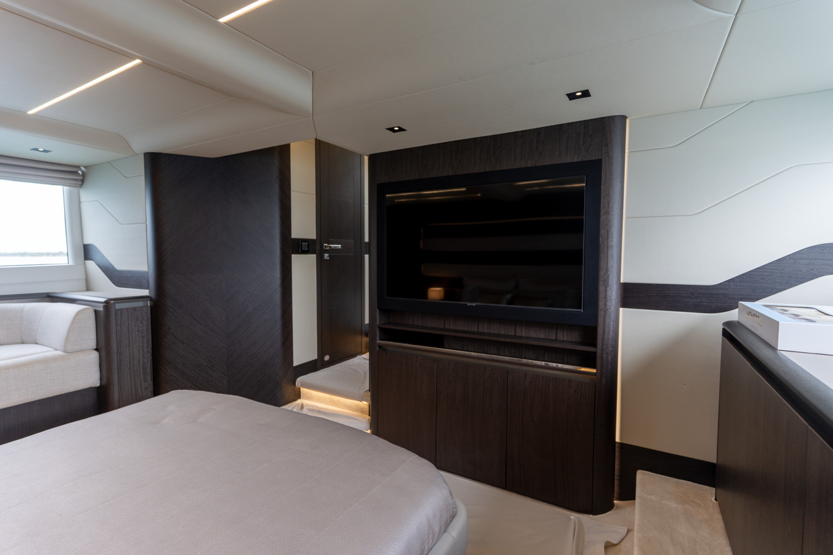 2025 Galeon 560 FLY - Image 46