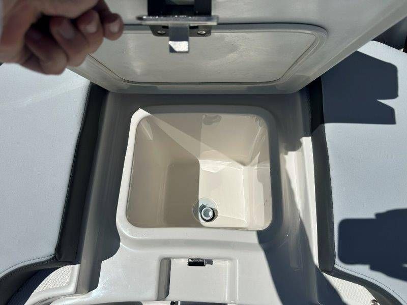 2026 Robalo R300 Center Console - 30