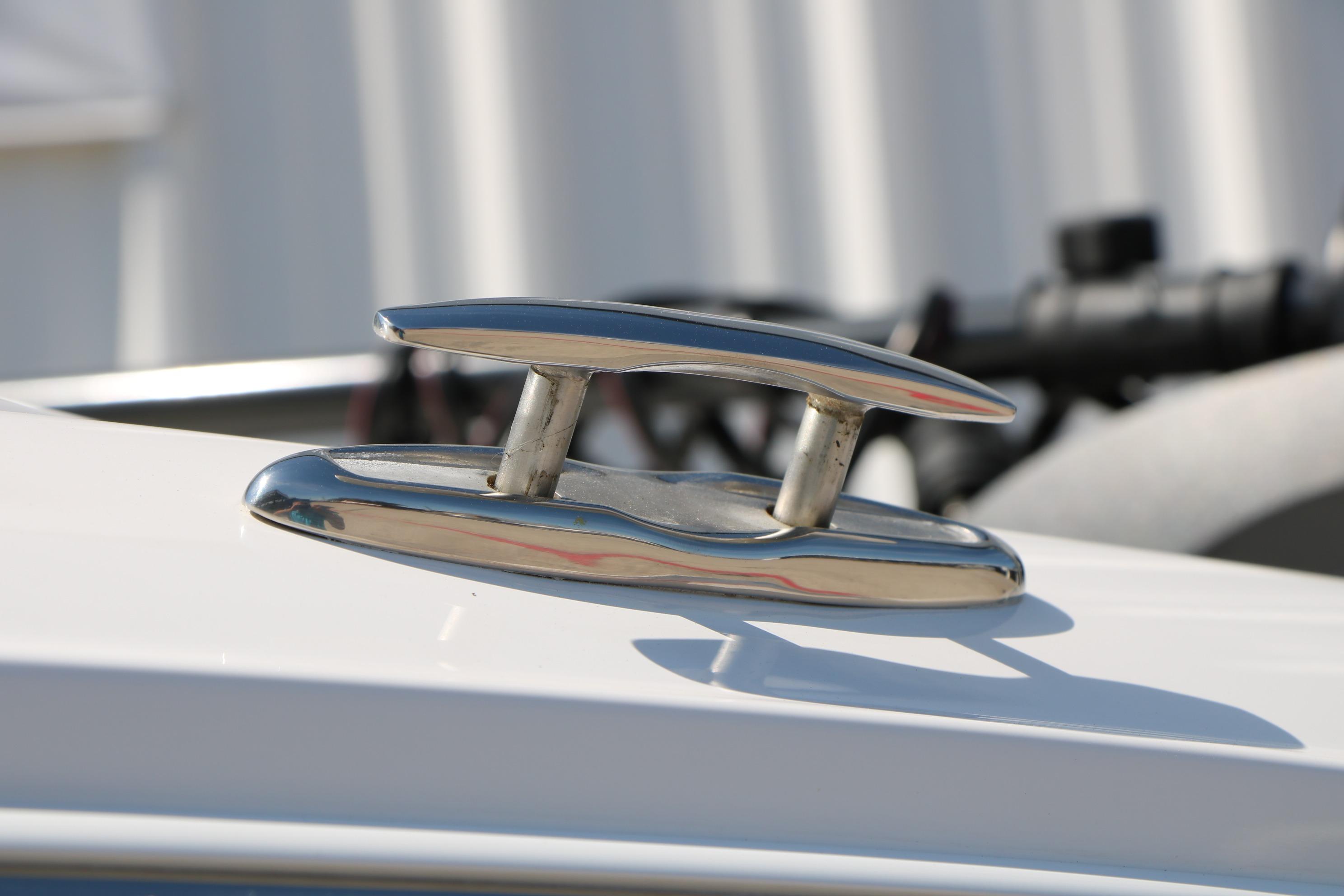Close-up of a cleat on a 2025 Chaparral 21 SSi Ski & Fish boat.