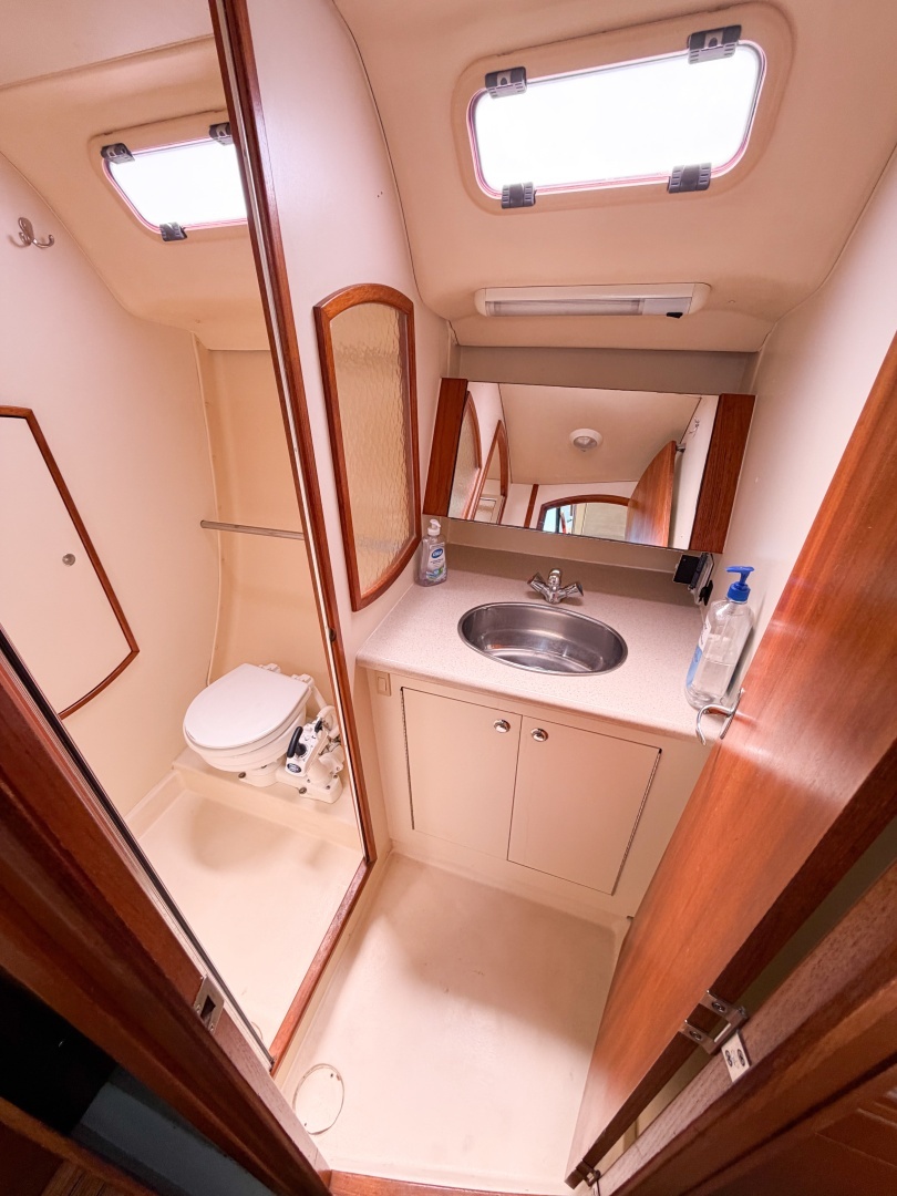 2005 Hunter 36 - Image 55