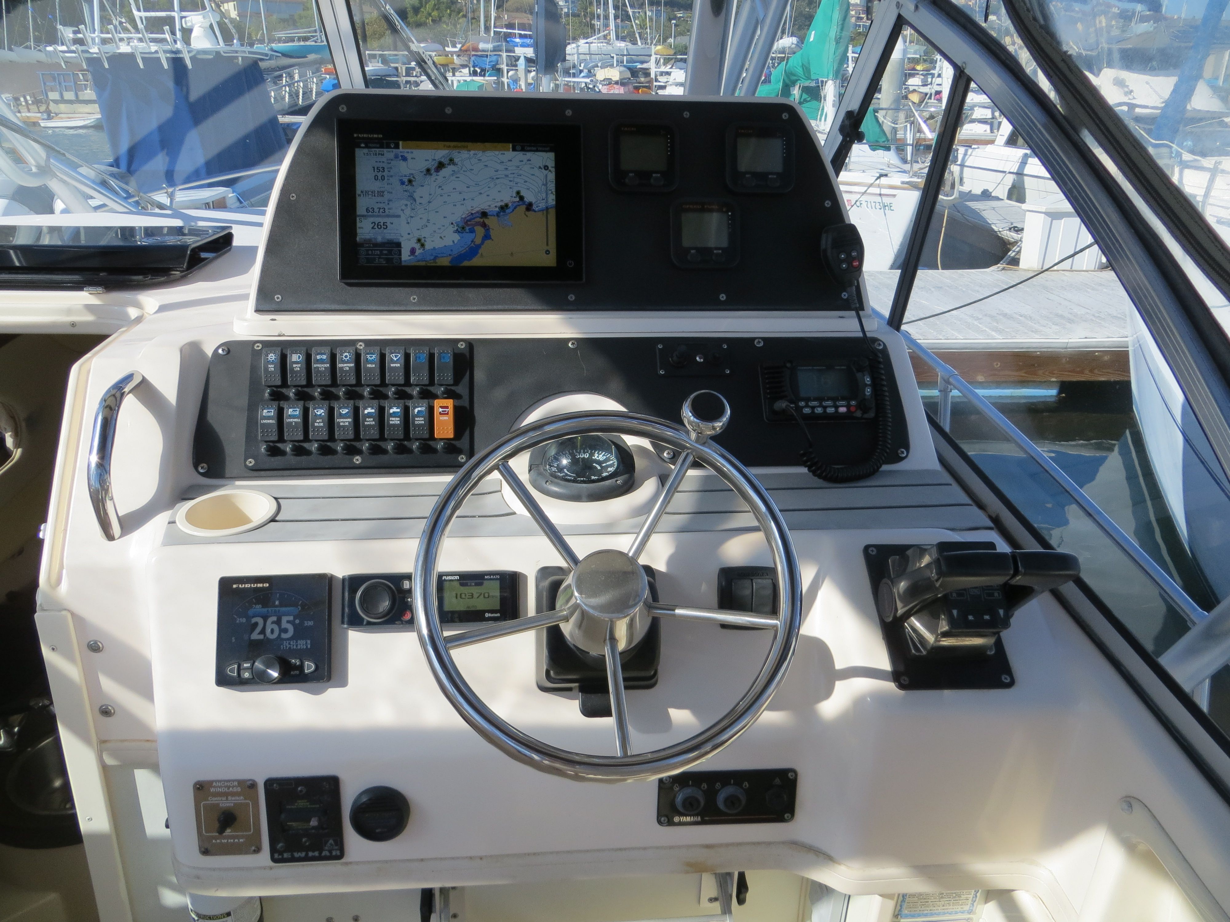The image shows the helm of a 2007 Grady-White Sailfish 282 boat.