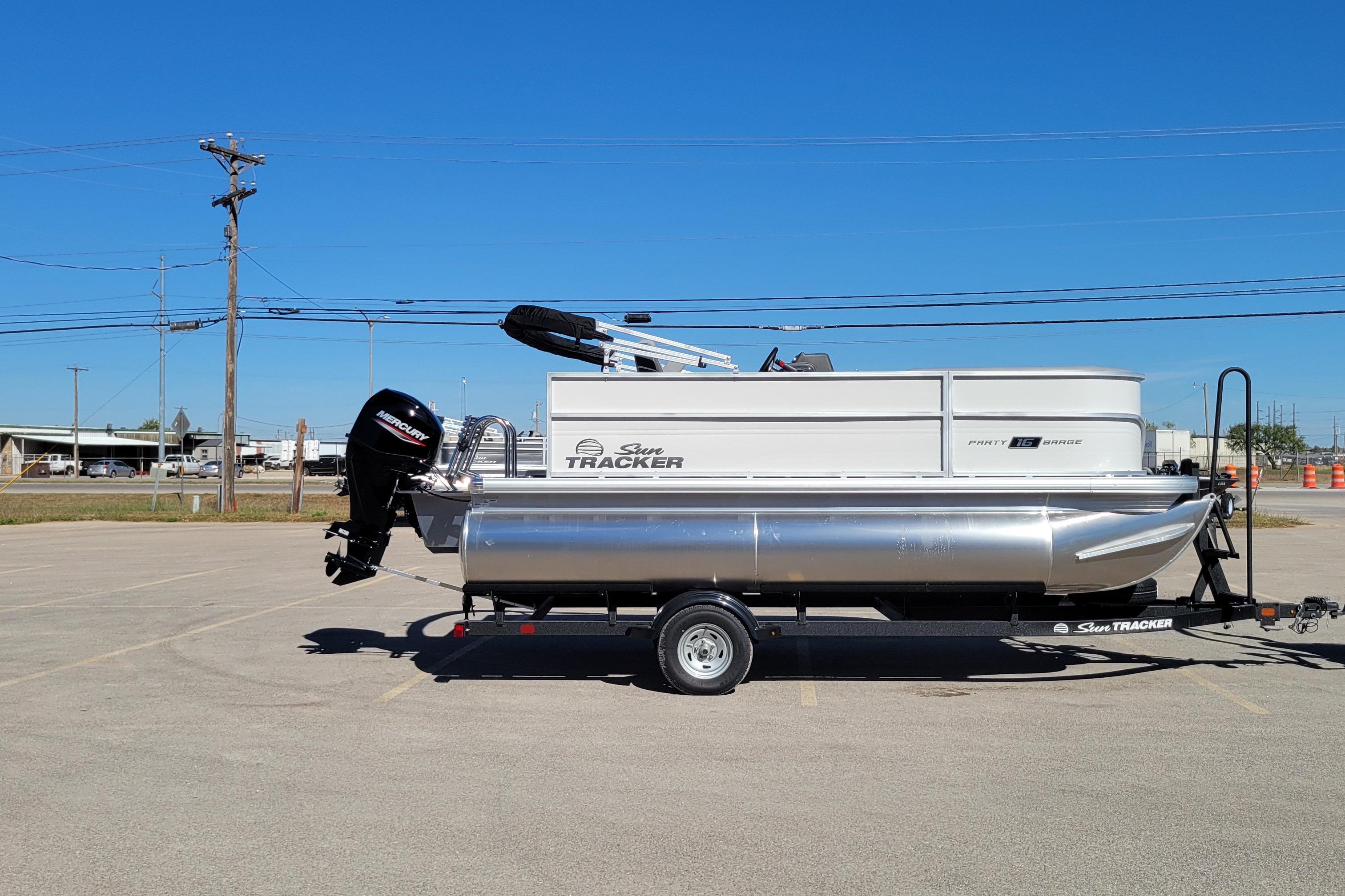 2026 Sun Tracker Party Barge 16 DLX
