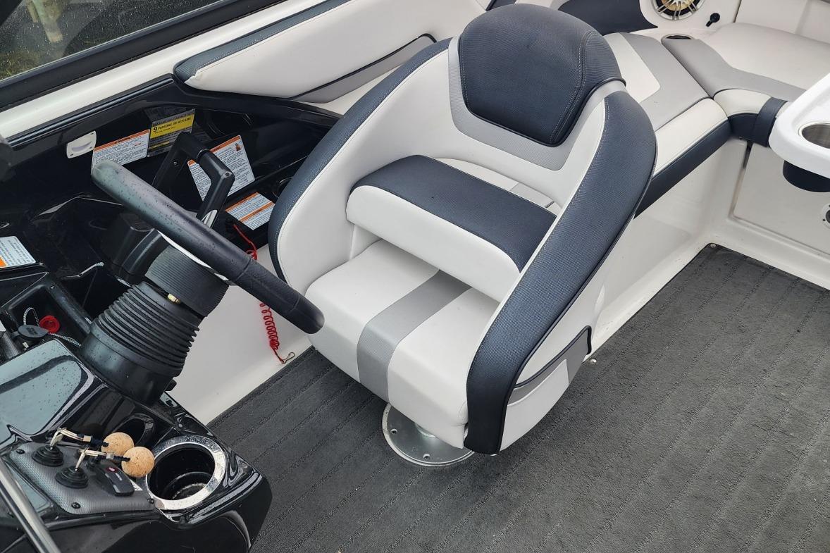 2015 Yamaha Boats 212X cockpit with steering wheel and cushioned seat.