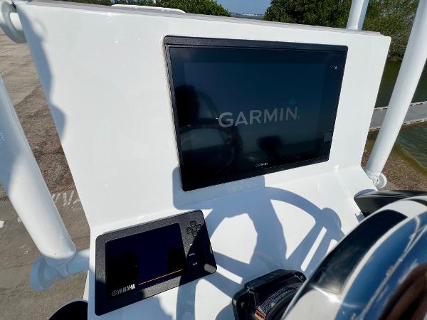 2022 Shallow Sport 20 Classic boat dashboard with Garmin and Yamaha displays.