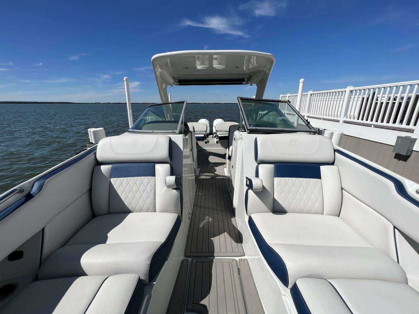 2022 Crownline E305 XS - Image 13