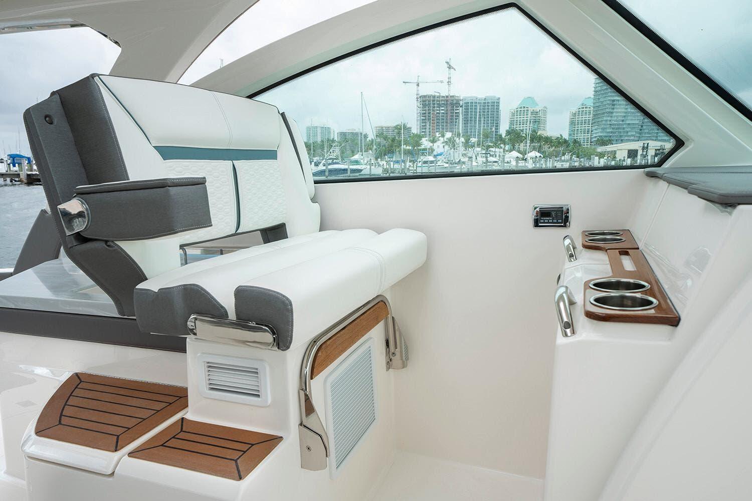 2026 Tiara Yachts 34lx - 13