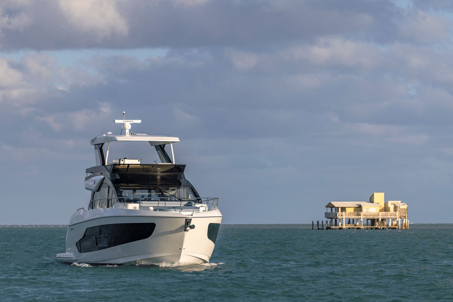 2027 Cruisers Yachts 57 Fly - 34
