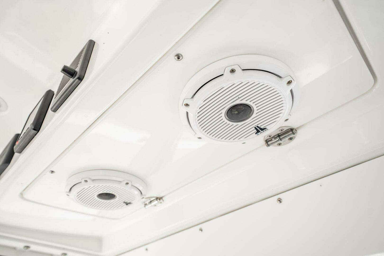 2021 Everglades 335 Center Console - Image 26