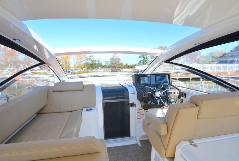 2016 Cruisers Yachts 390 Express Coupe - 8