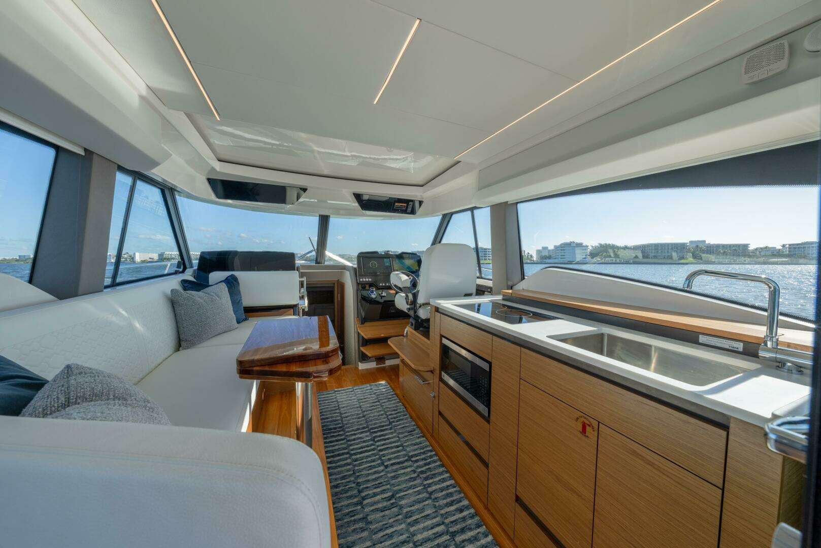 2025 Tiara Yachts 43 LE - Image 17