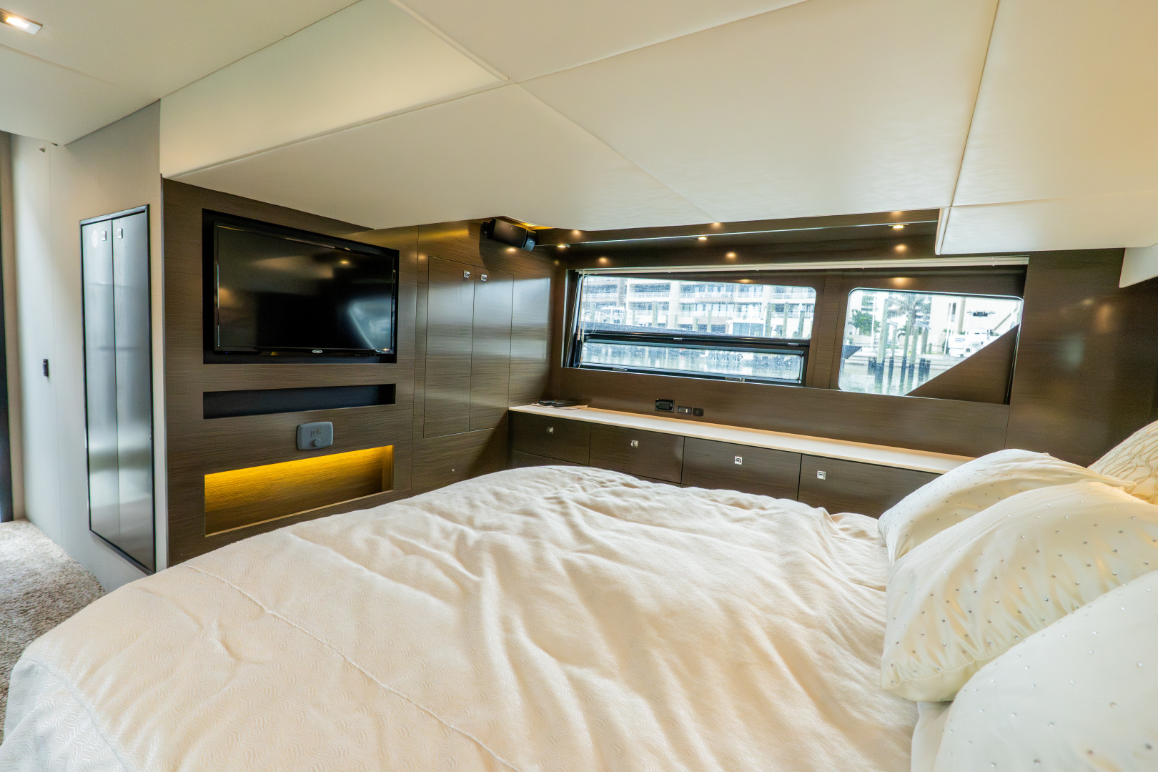 2018 Cruisers Yachts 50 CANTIUS - Image 63