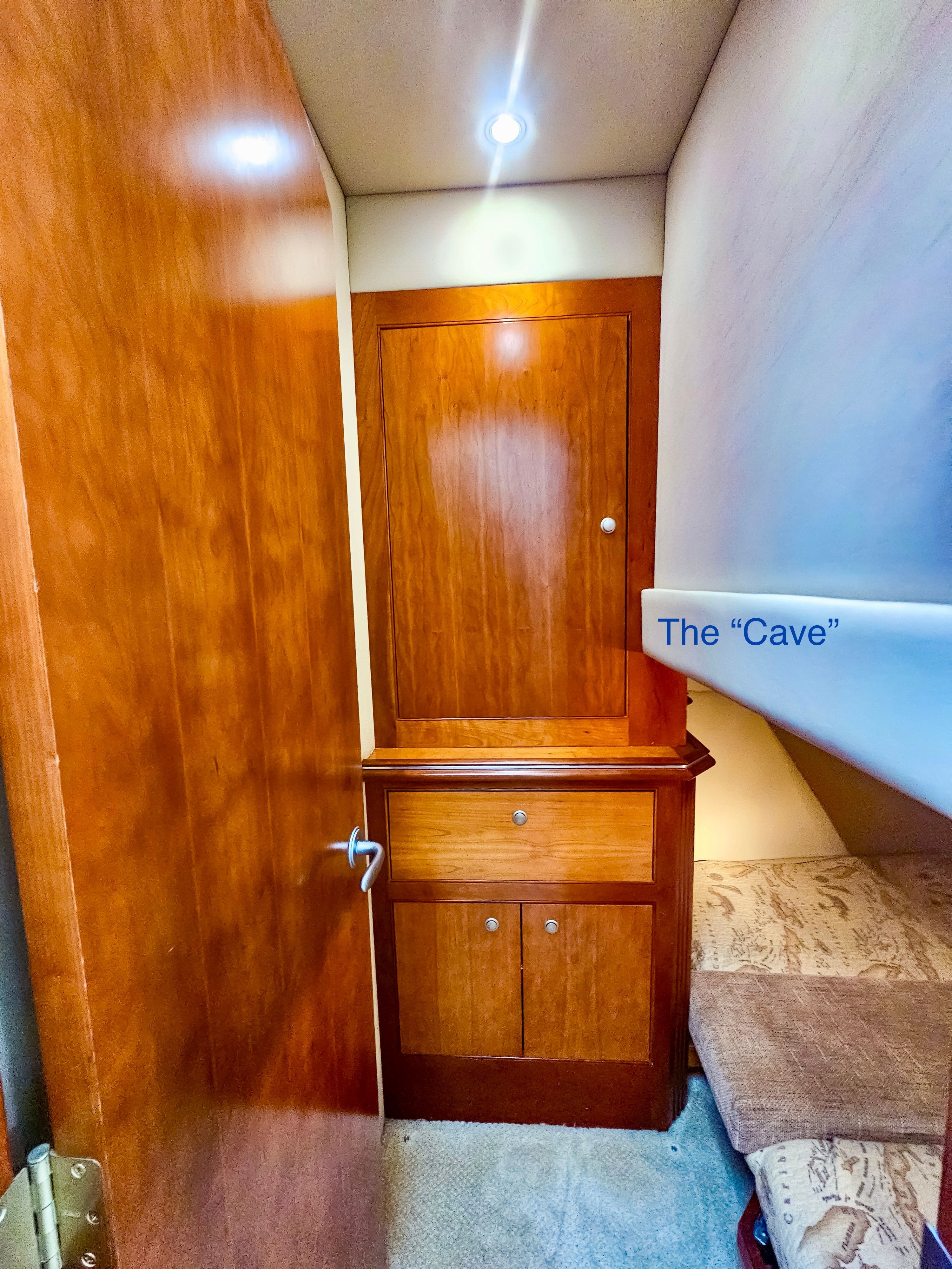 2008 Cruisers Yachts 455 Express Motoryacht - 23