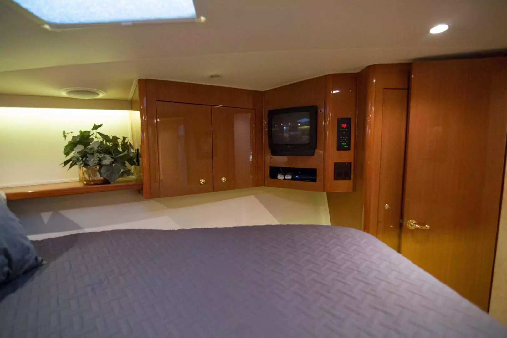 2001 Viking 50 Express - Image 10