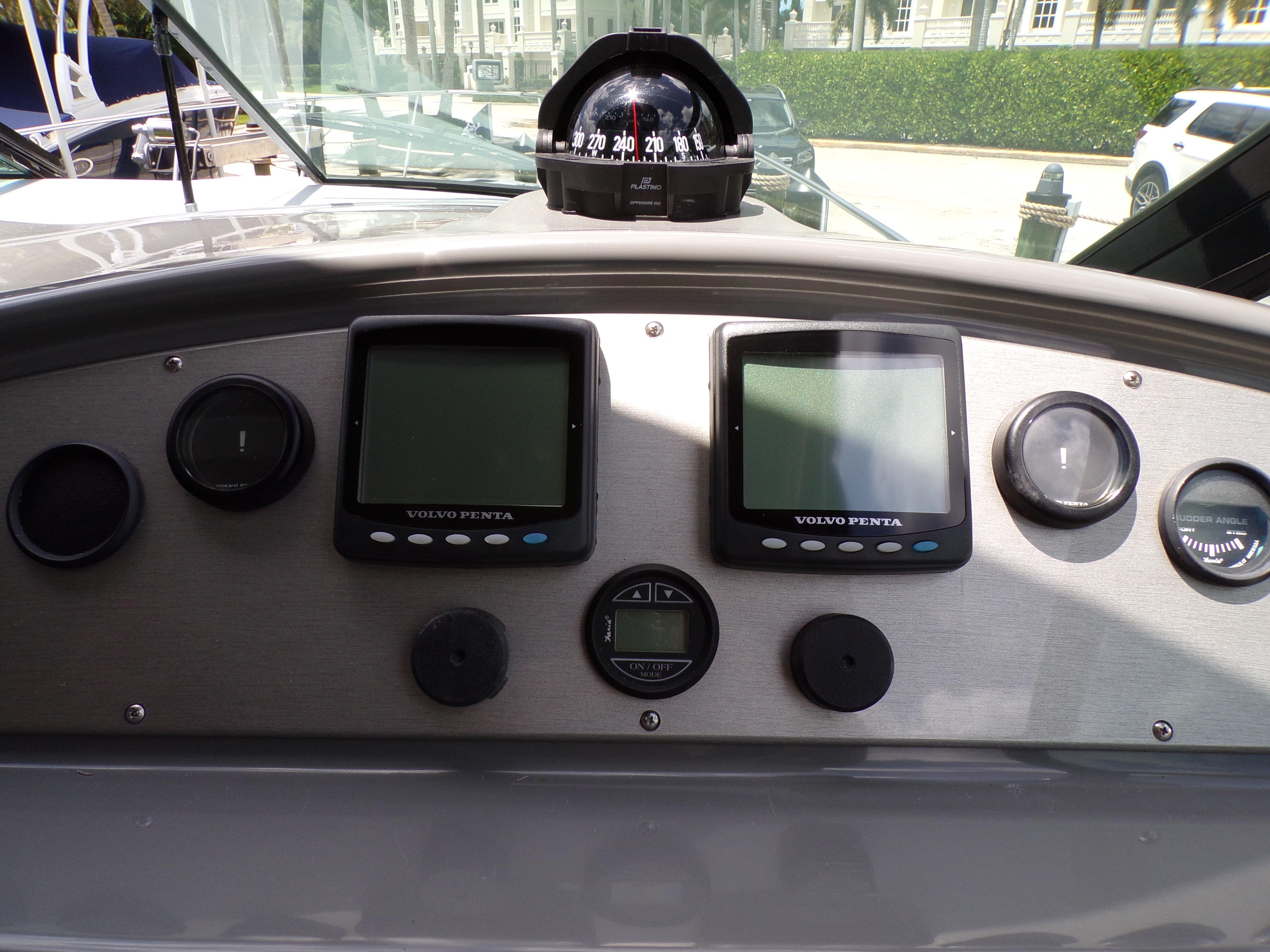 2005-Cruisers-Yachts-370-Express-MarineMax-Naples
