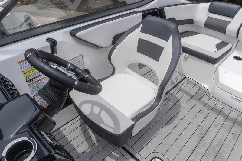 2021 Yamaha Boats 195S interior with sleek captain's chair and modern steering wheel design.
