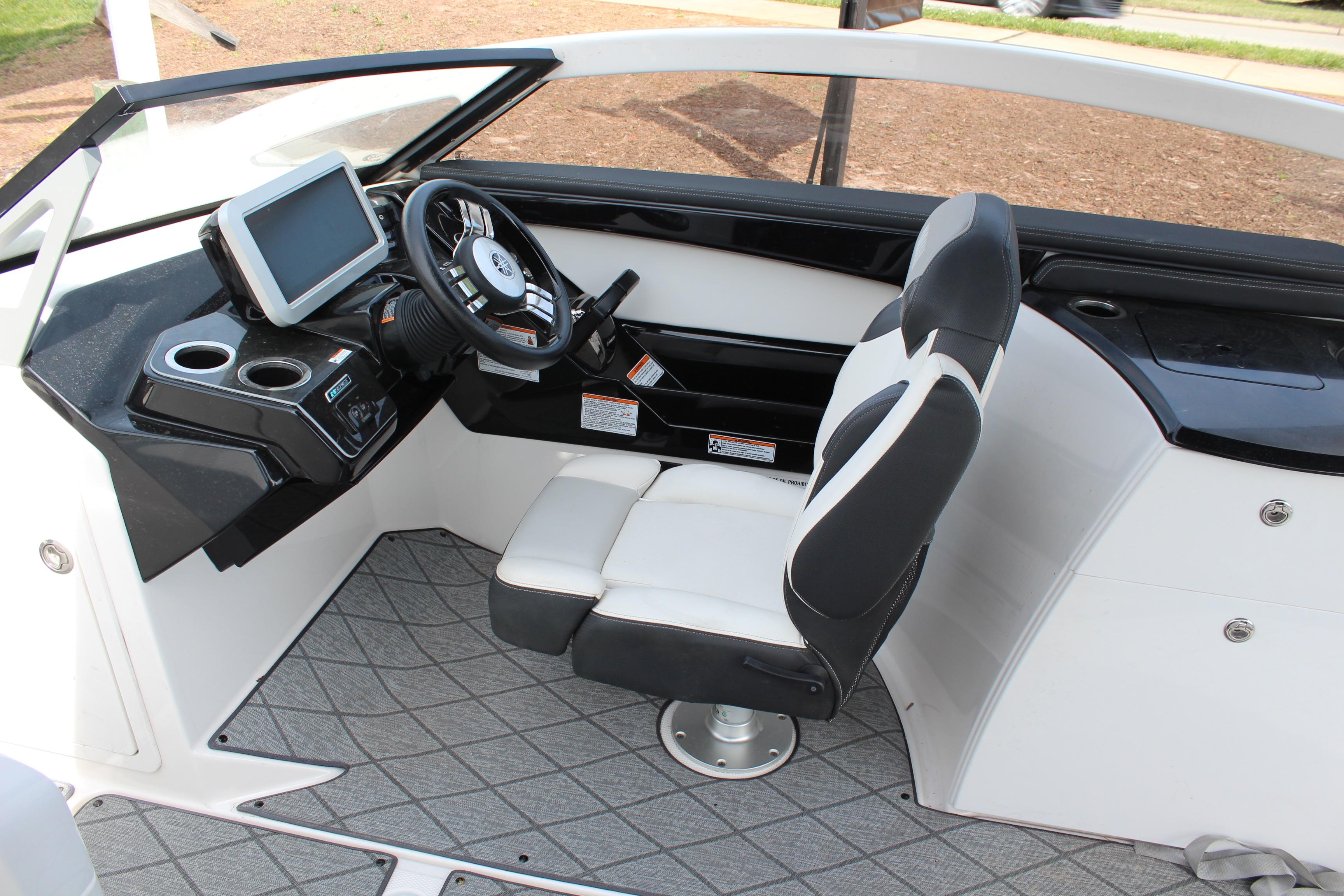 2020 Yamaha Boats 275SE helm with modern controls and comfortable seating.