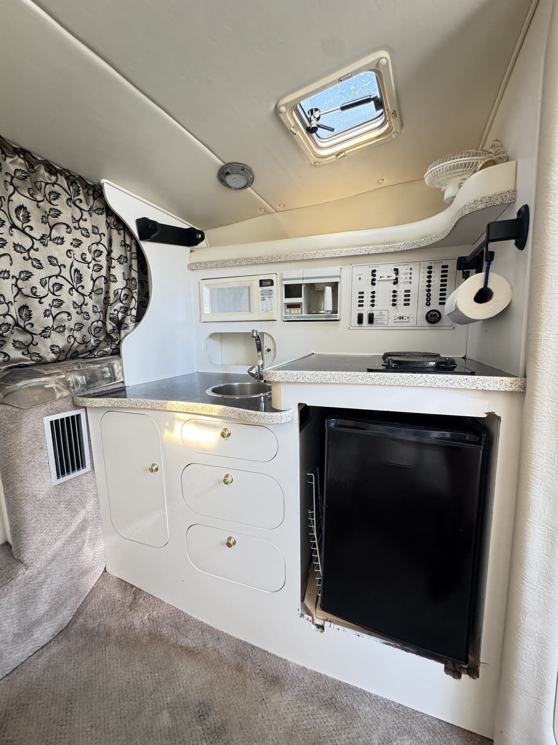 2000 Rinker Express Cruiser 310 Fiesta Vee - 11