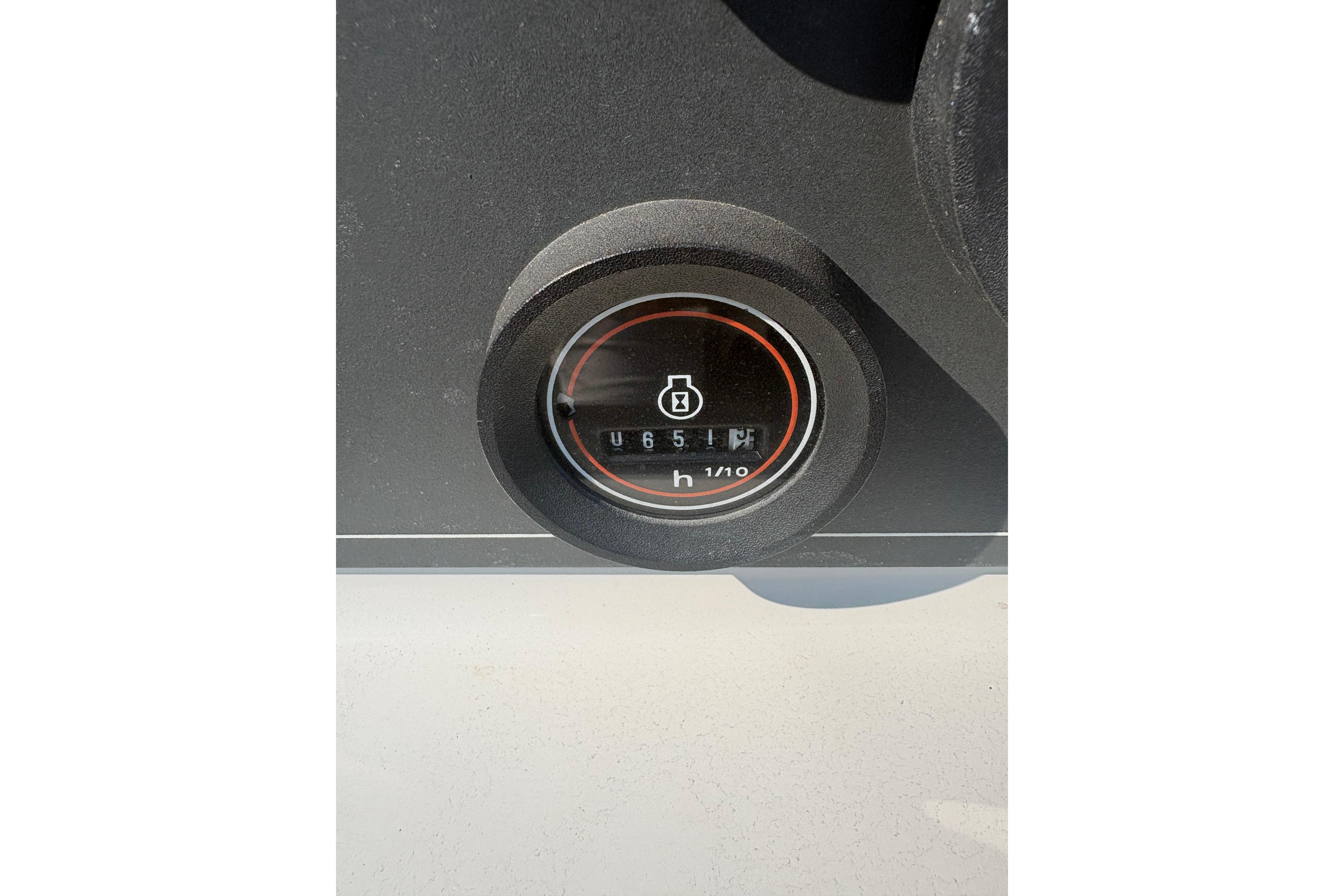 Hour meter on 1993 Boston Whaler 21 Outrage boat dashboard.