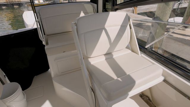 2023 Boston Whaler 325 Conquest - 9