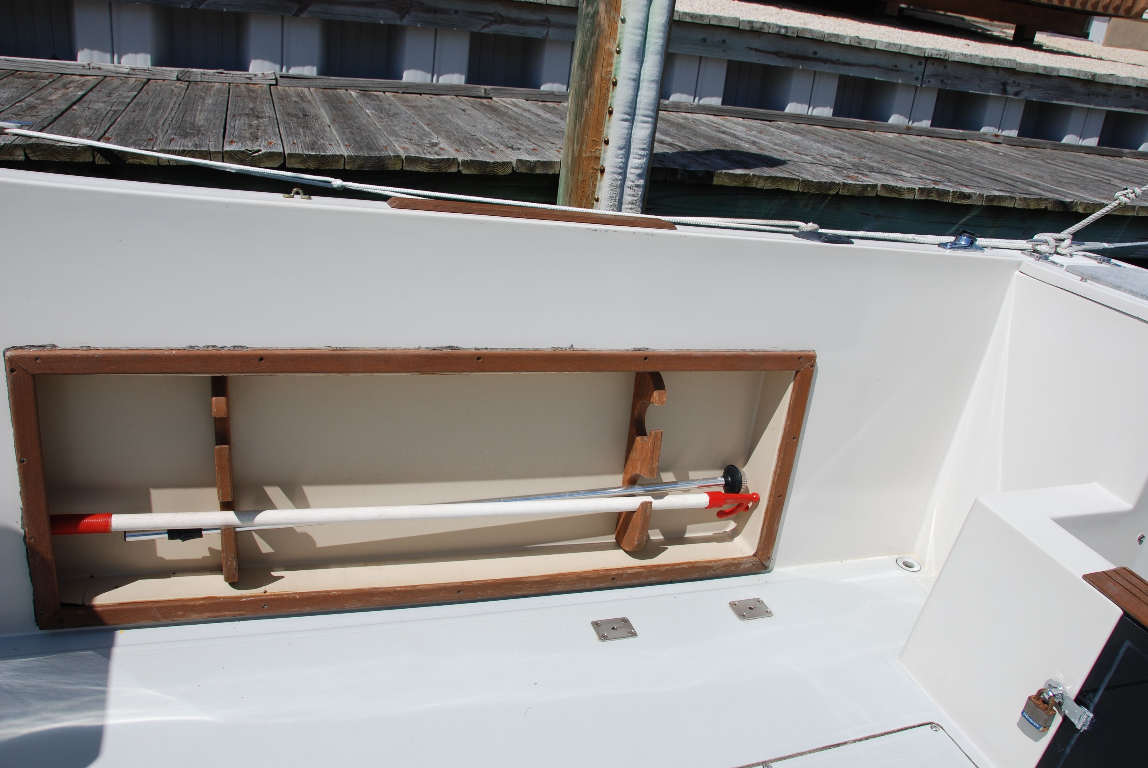 A 1987 Wellcraft V-20 Steplift with a paddle stored in a side compartment.