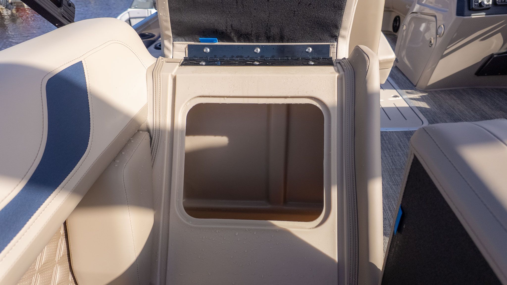 2026 Bennington 22 S STERN RADIUS - 8